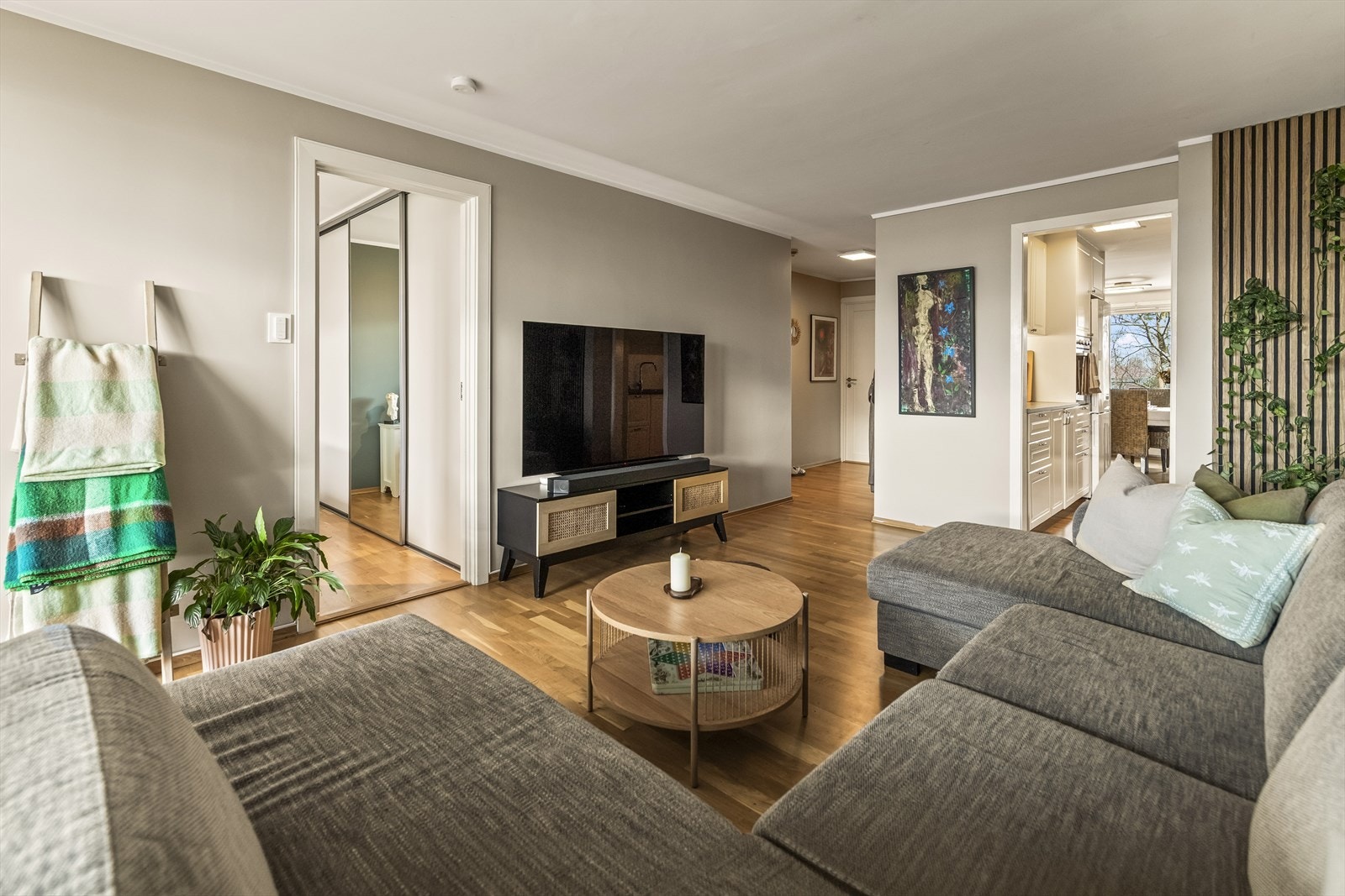 Stuen har store vindusflater som gir godt med lys inn og god plass til sofagruppe. Galleribilde