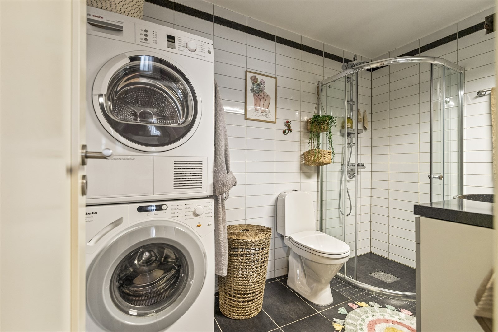 Badet har opplegg for vaskemaskin. Galleribilde