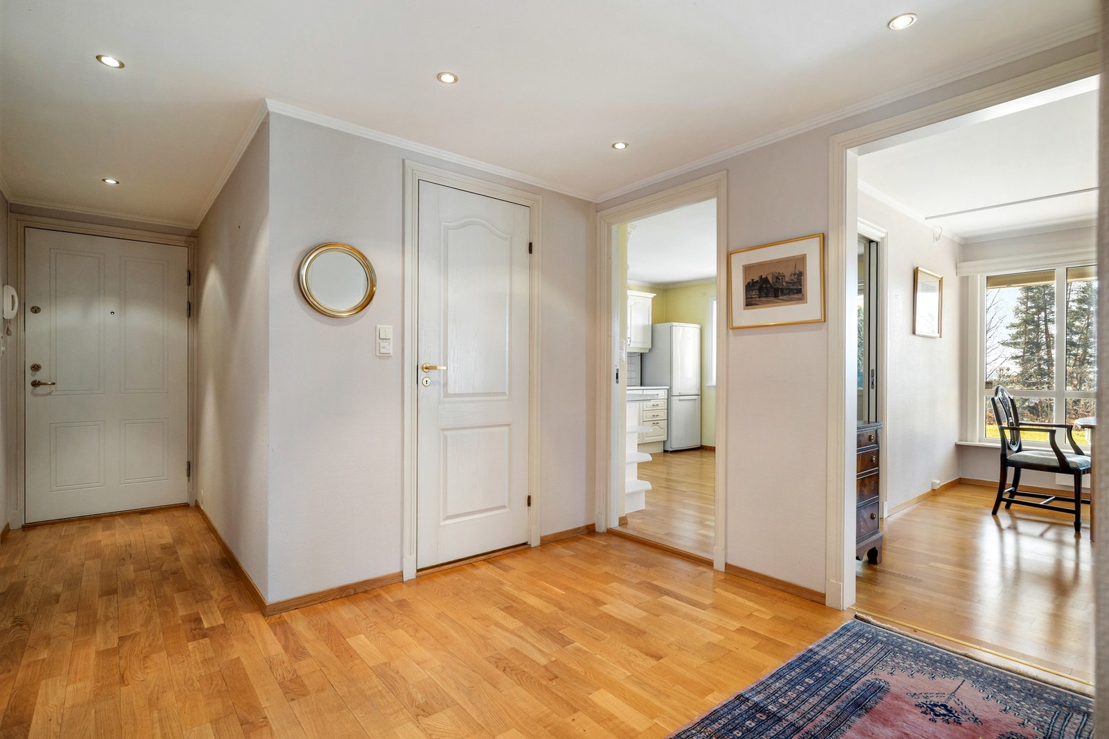 Hallen oppleves som romslig og funksjonell, med god plass til oppbevaring av yttertøy og sko. Planløsningen gir enkel adkomst til boligens øvrige rom, og bidrar til en god flyt mellom sonene. Galleribilde