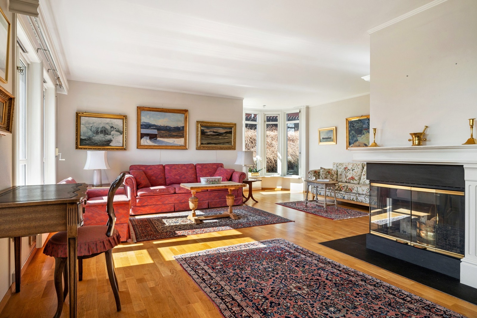 Stuen er romslig og fremstår som et naturlig samlingspunkt i boligen, med god plass til både sofagruppe og spisebord. Galleribilde