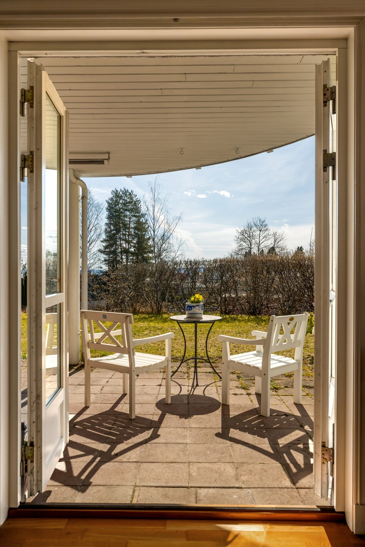 Fra stuen er det utgang til en romslig, delvis overbygget terrasse på ca. 33 kvm. Galleribilde