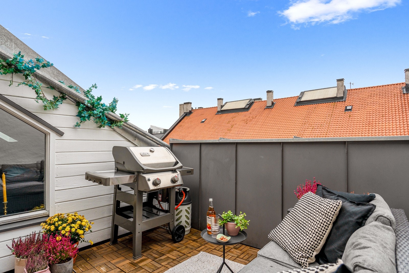 Terrassen fungerer som en forlengelse av boligen på sommeren. Her kan du nyte varme sommerdager. God plass til sittegruppe og grill. Galleribilde