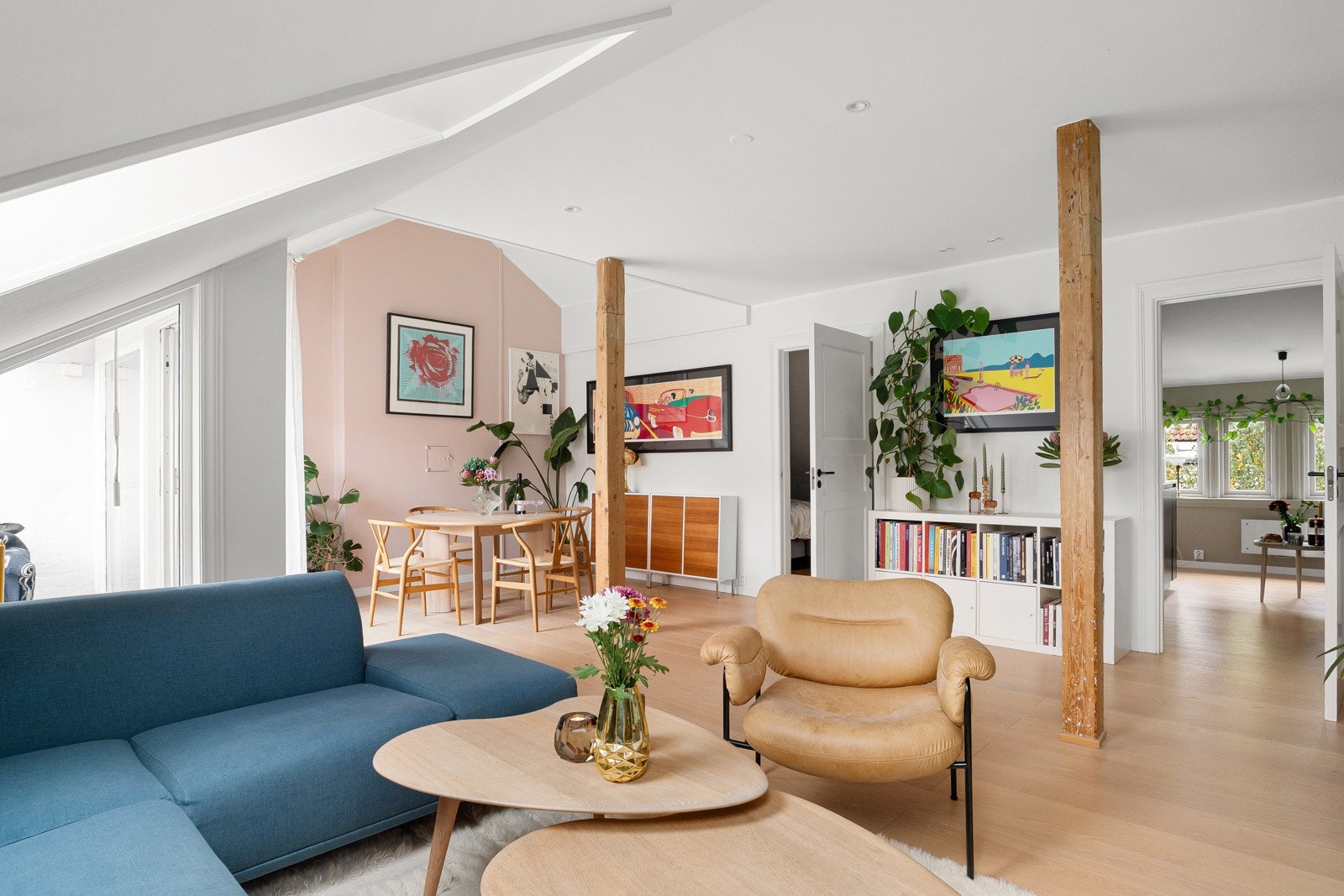 Loftsleiligheten har sjarmerende synlige takbjelker samt takhøyde på opptil 3,6 meter Galleribilde