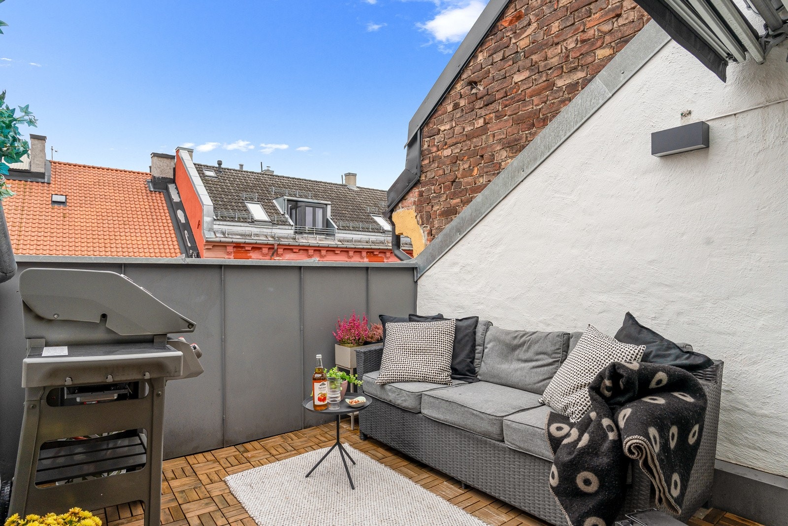 Solrik terrasse hvor man kan nyte late dager Galleribilde