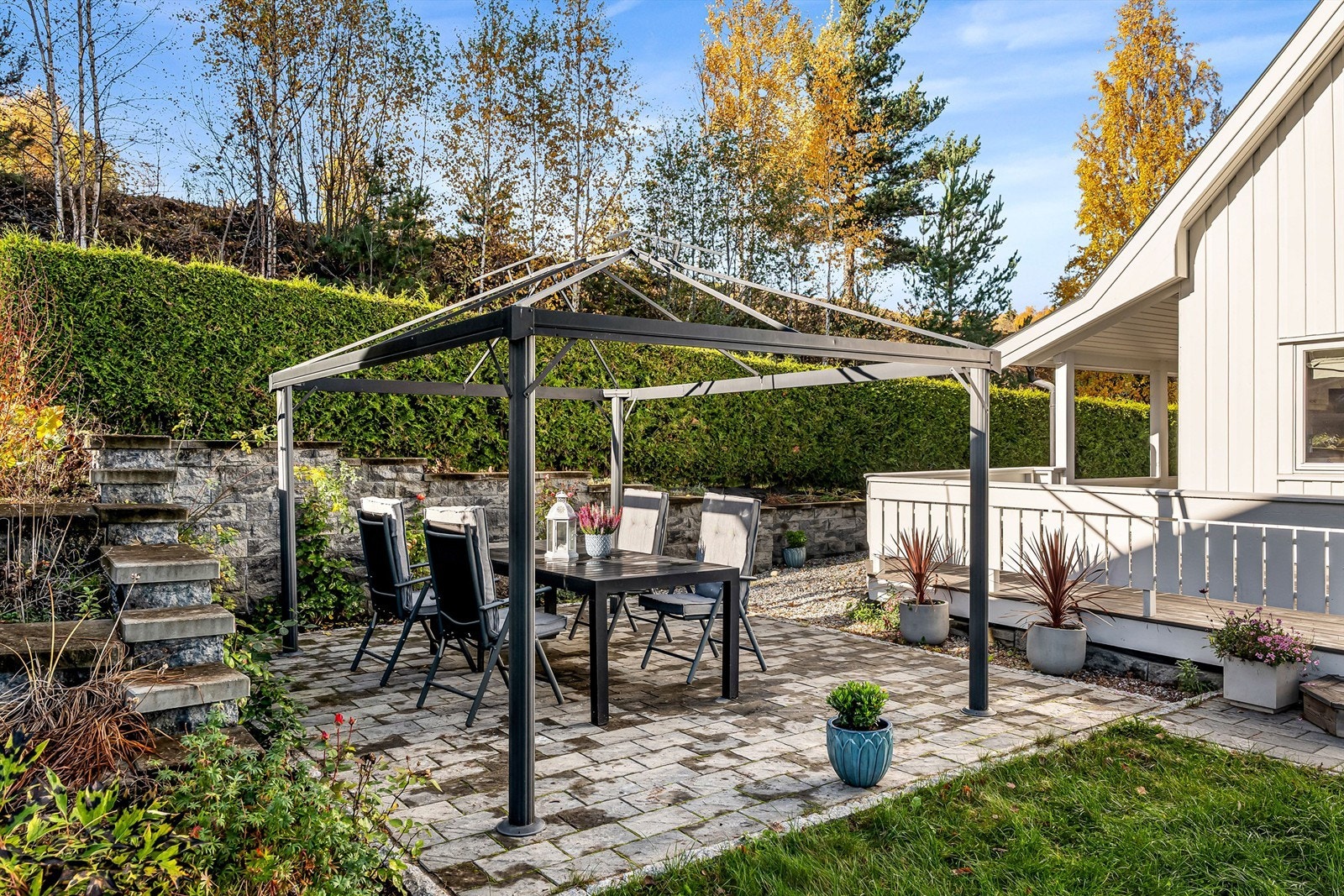Platting med pergola. En flott og skjermet uteplass. Galleribilde