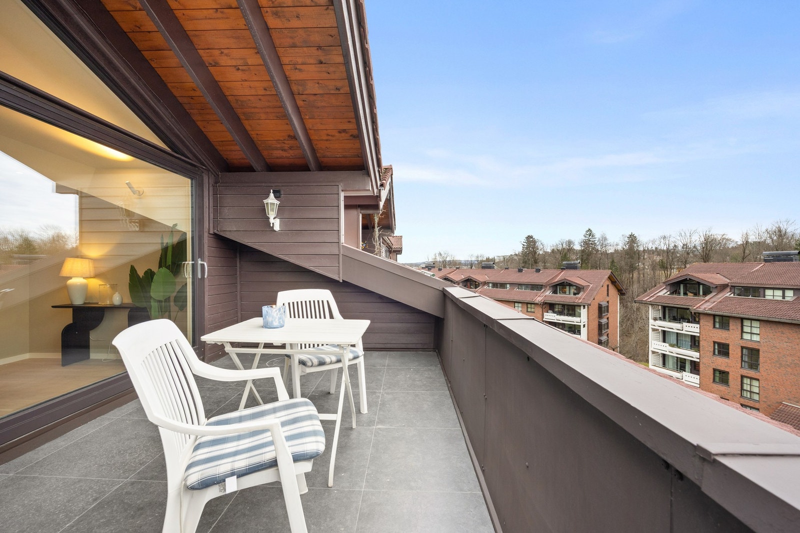 Fra stuen er det utgang til en privat og romslig balkong. Galleribilde