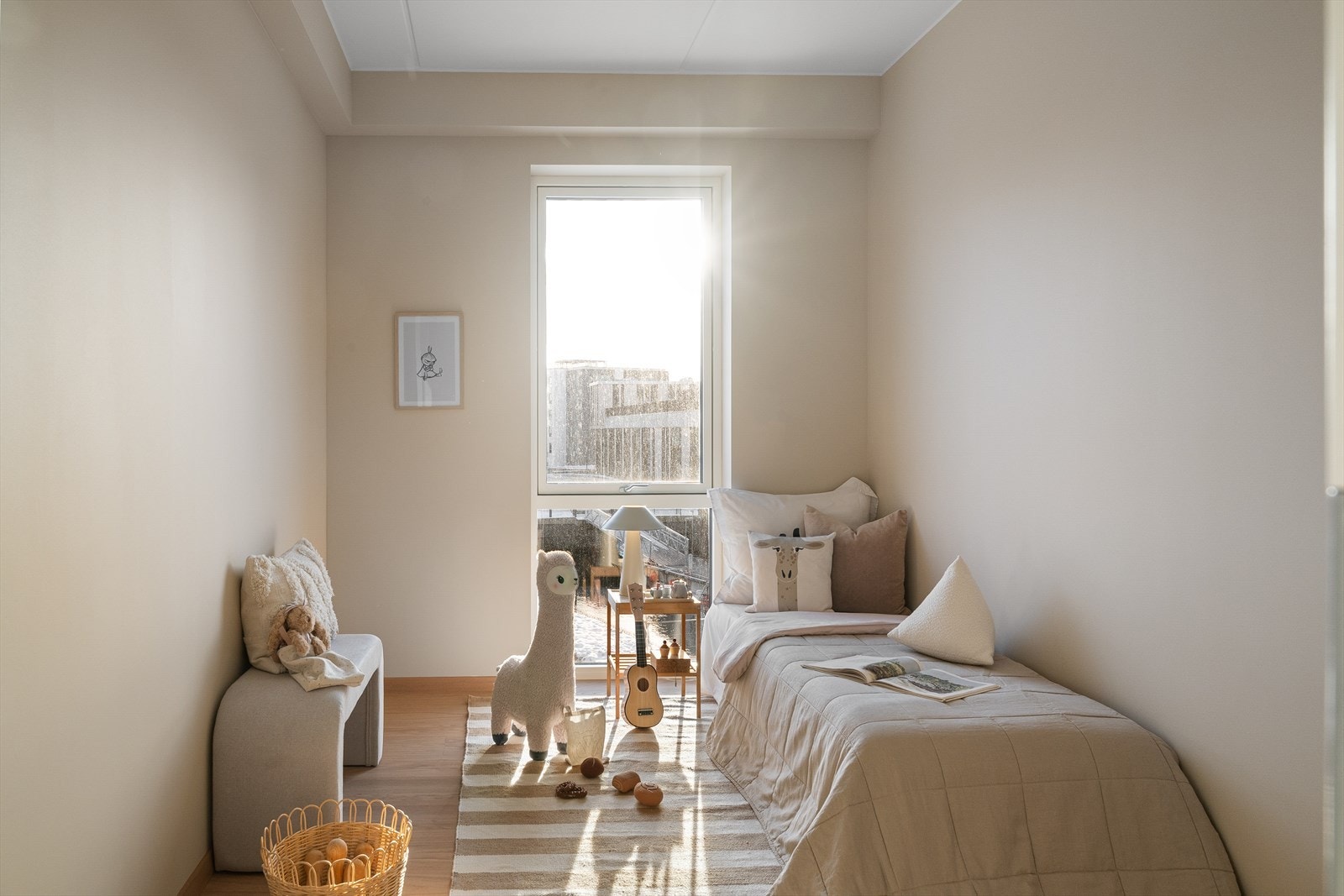 Lyst og innbydende soverom med gode innredningsmuligheter. Perfekt som barnerom, gjesterom eller hjemmekontor. Galleribilde