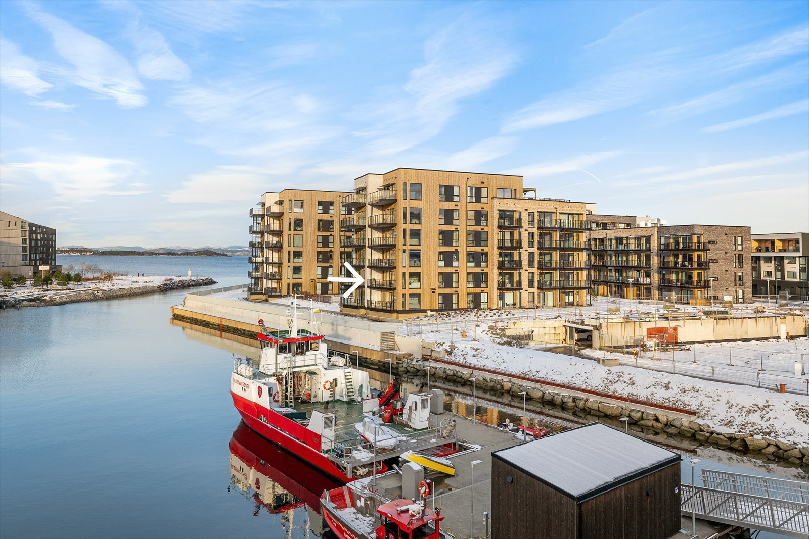 Leiligheten har en nydelig plassering i 2.etg ut mot kanalen og Lervigparken på andre siden Galleribilde