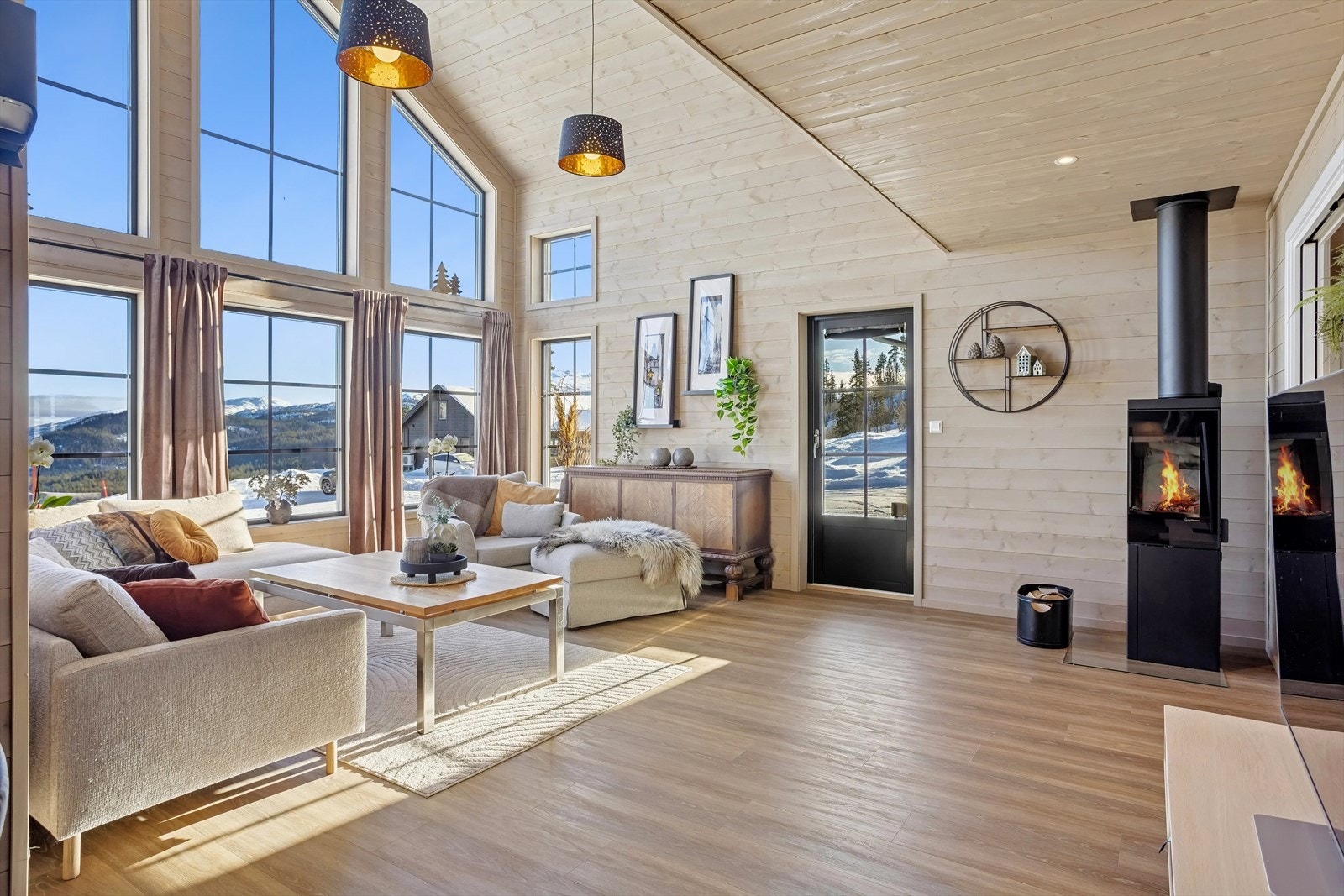 Sturla Nødtvedt og Eiendomsmegler Norge har gleden av å presentere en påkostet hytte i Vikeshagen 70! Galleribilde