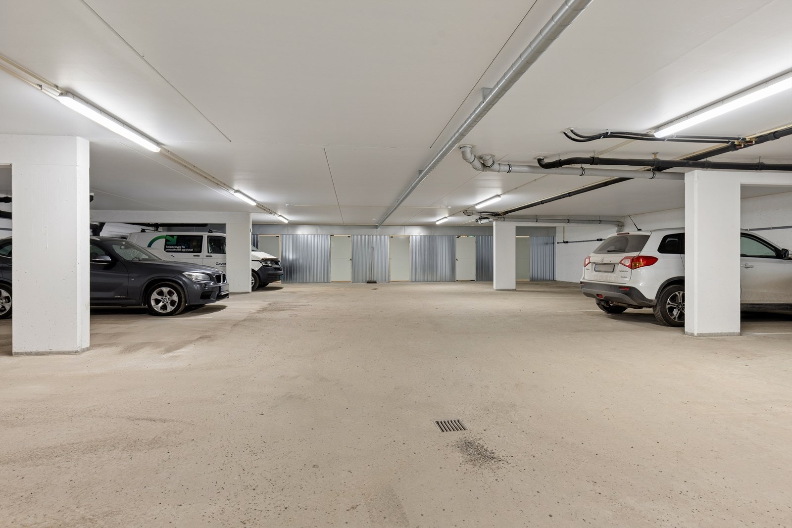 Hver boligseksjon disponerer en bod i underetasjen, denne leiligheten har 2 parekeringsplasser i garasjeanlegget Galleribilde