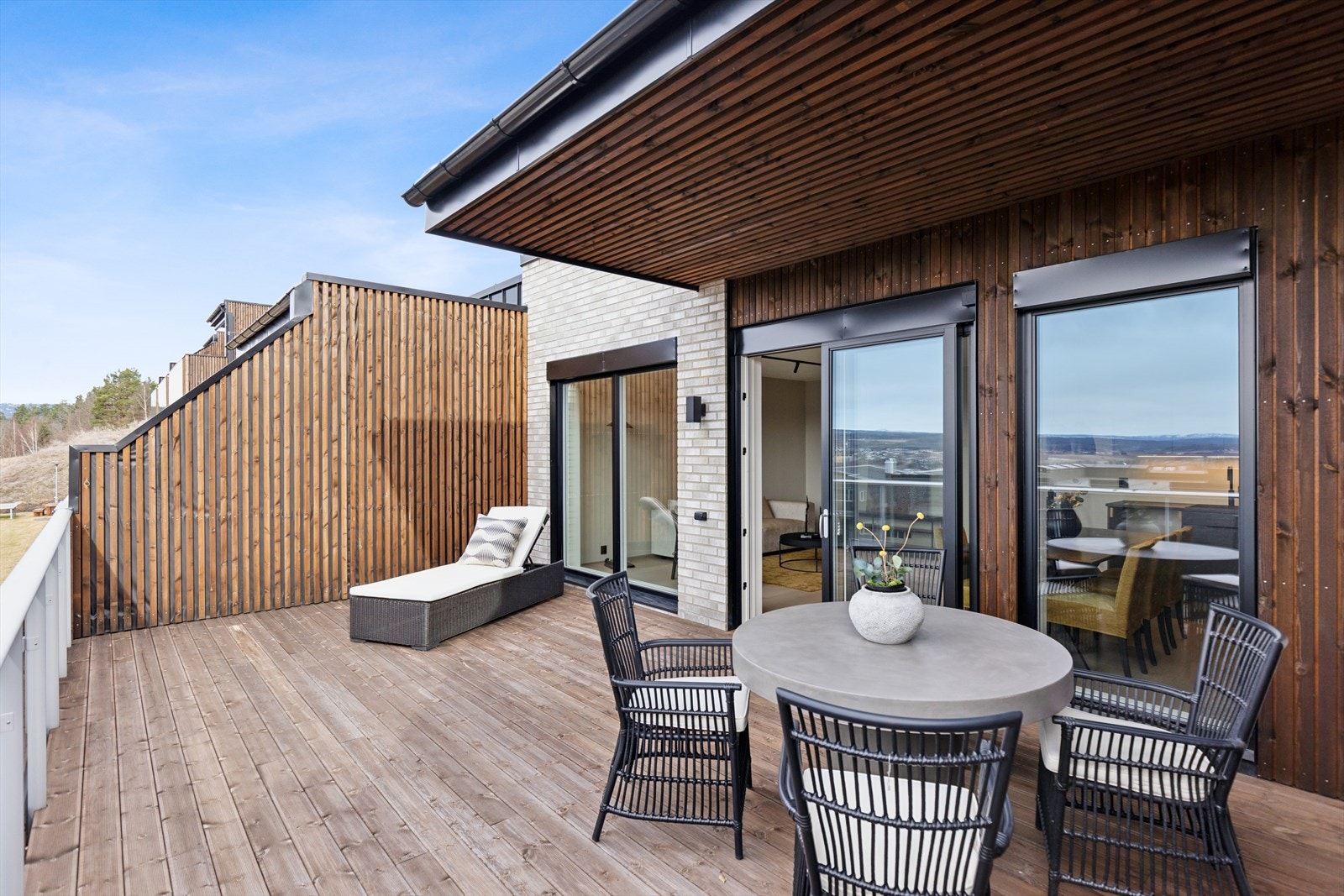 Den overbygde balkongen er på hele 29,4 m², og gir rikelig med plass til utemøbler og grill Galleribilde