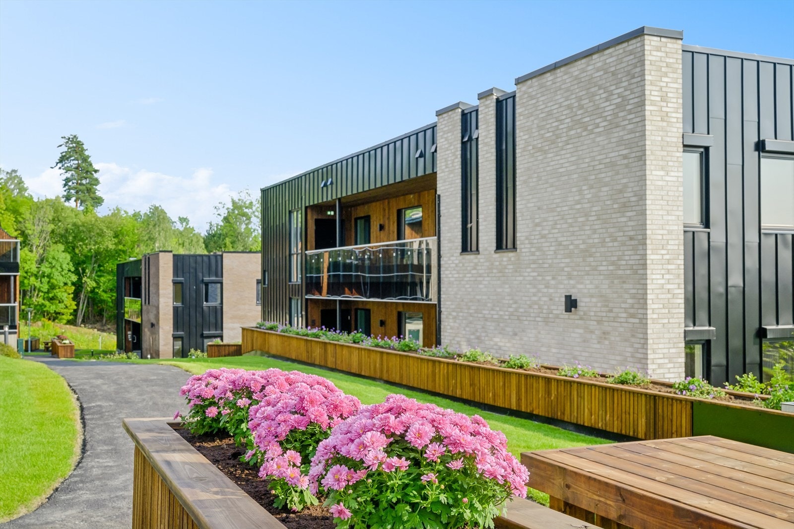 Velholdte grøntområder og beplantning mellom byggene Galleribilde