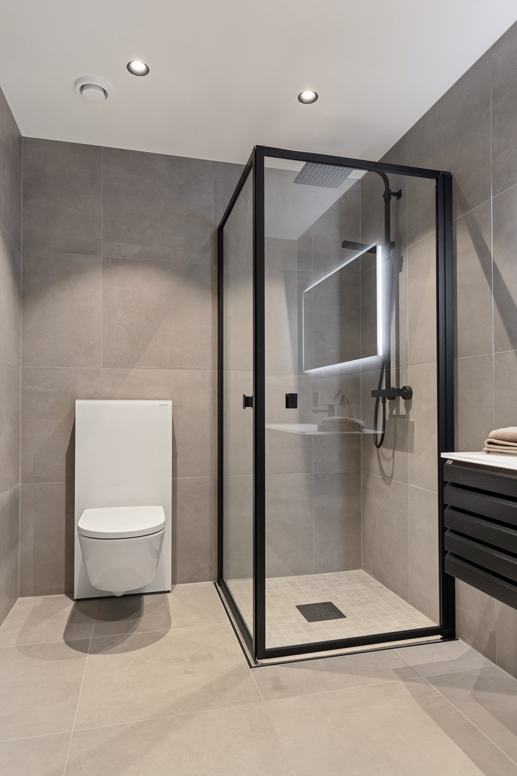 Badet er også utstyrt med vegghengt toalett, som bidrar til et moderne og lettstelt uttrykk Galleribilde