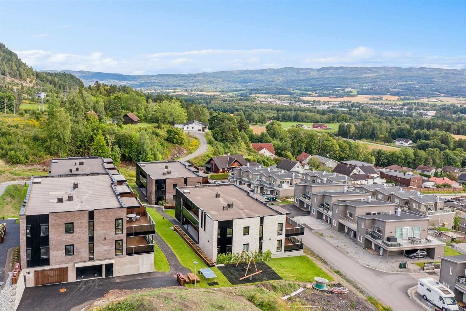 Kort vei til skoler som Hokksund ungdomsskole, som ligger kun 5 minutter unna. Galleribilde