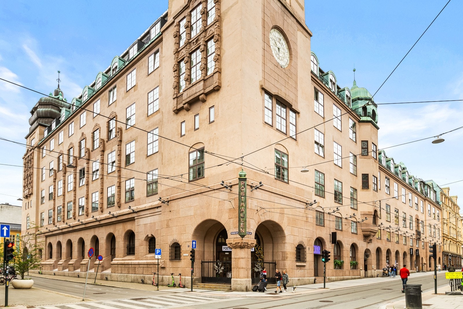 I dag fremstår Posthallen som en eksklusiv kombinasjon av historisk arkitektur og moderne byliv, med unike leiligheter og attraktive næringslokaler Galleribilde