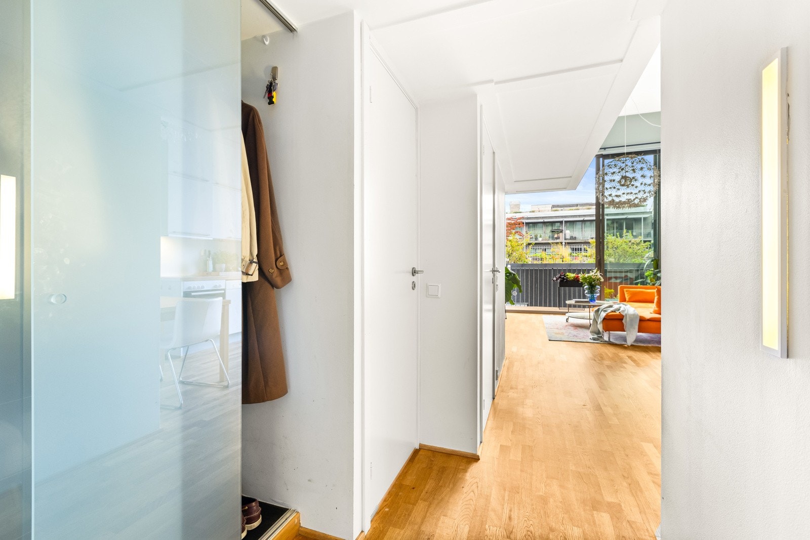 Entré med plass til klesavheng samt adkomst til bod/teknisk rom for ytterligere oppbevaring og opplegg til vaskemaskin. Galleribilde