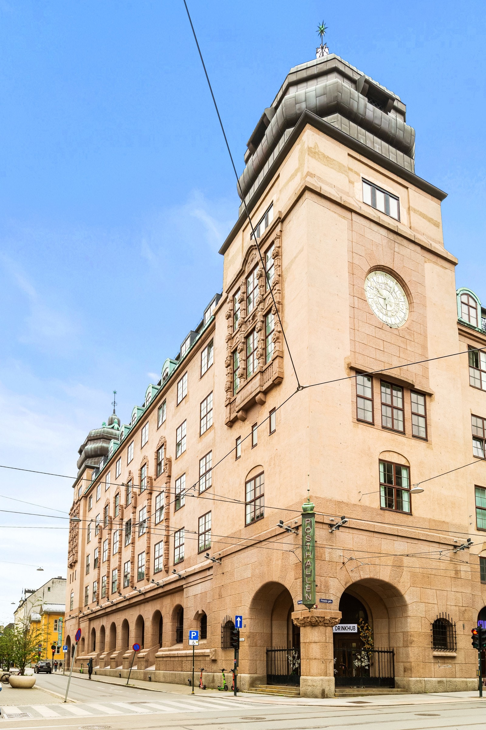 De imponerende interiørene bærer fortsatt preg av byggets opprinnelige prakt, samtidig som de er tilpasset dagens krav til komfort og funksjonalitet Galleribilde
