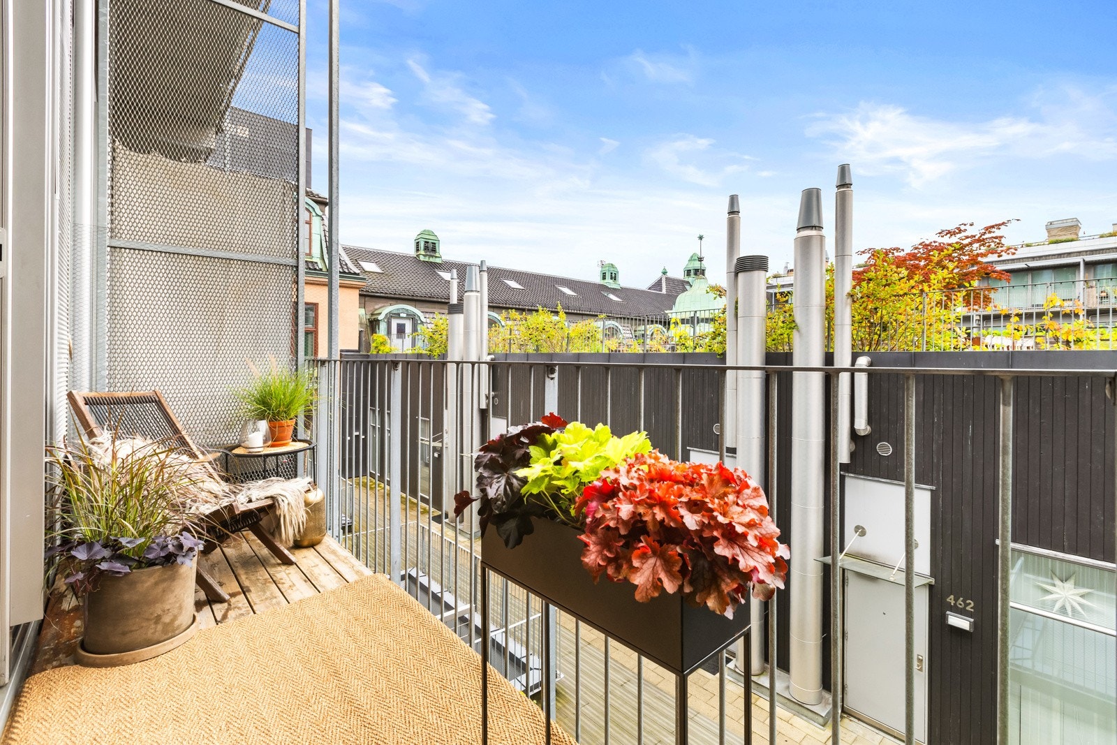 Fra stuen har man tilgang til boligens balkong via skyvedører. Balkongen er delvis overbygget, og har skillevegger i metallnetting mot nabo. Galleribilde