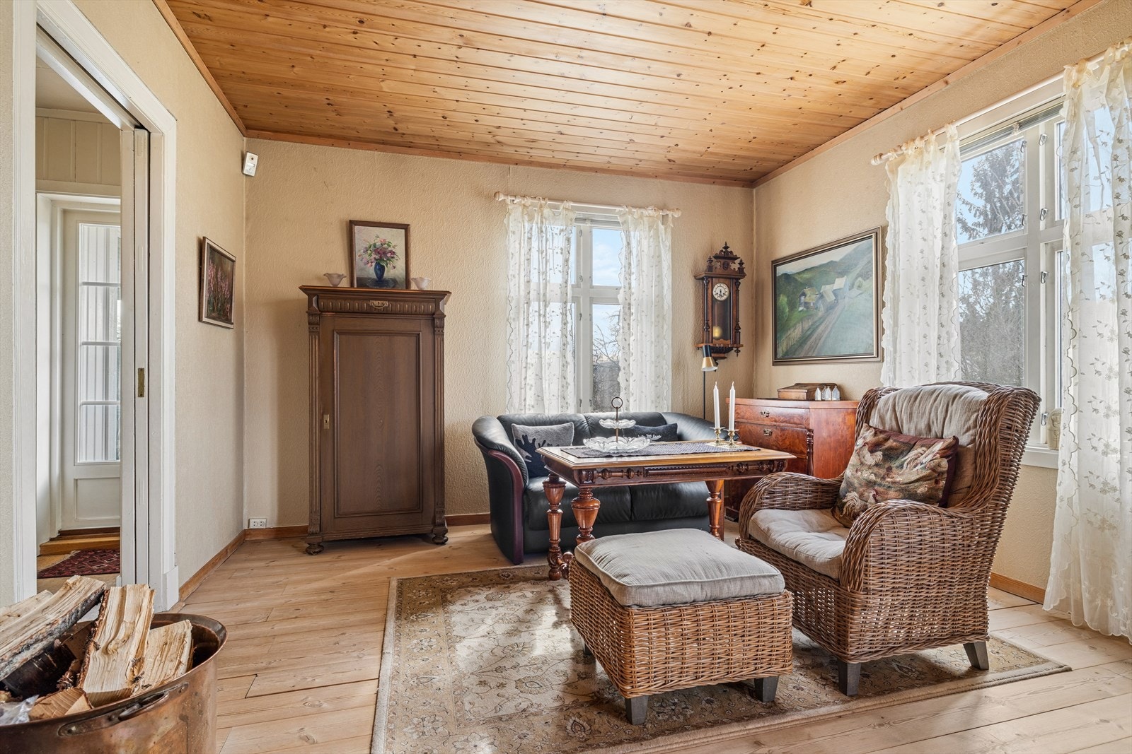 De mange vinduene skaper en åpen og luftig følelse i oppholdsrommet. Galleribilde