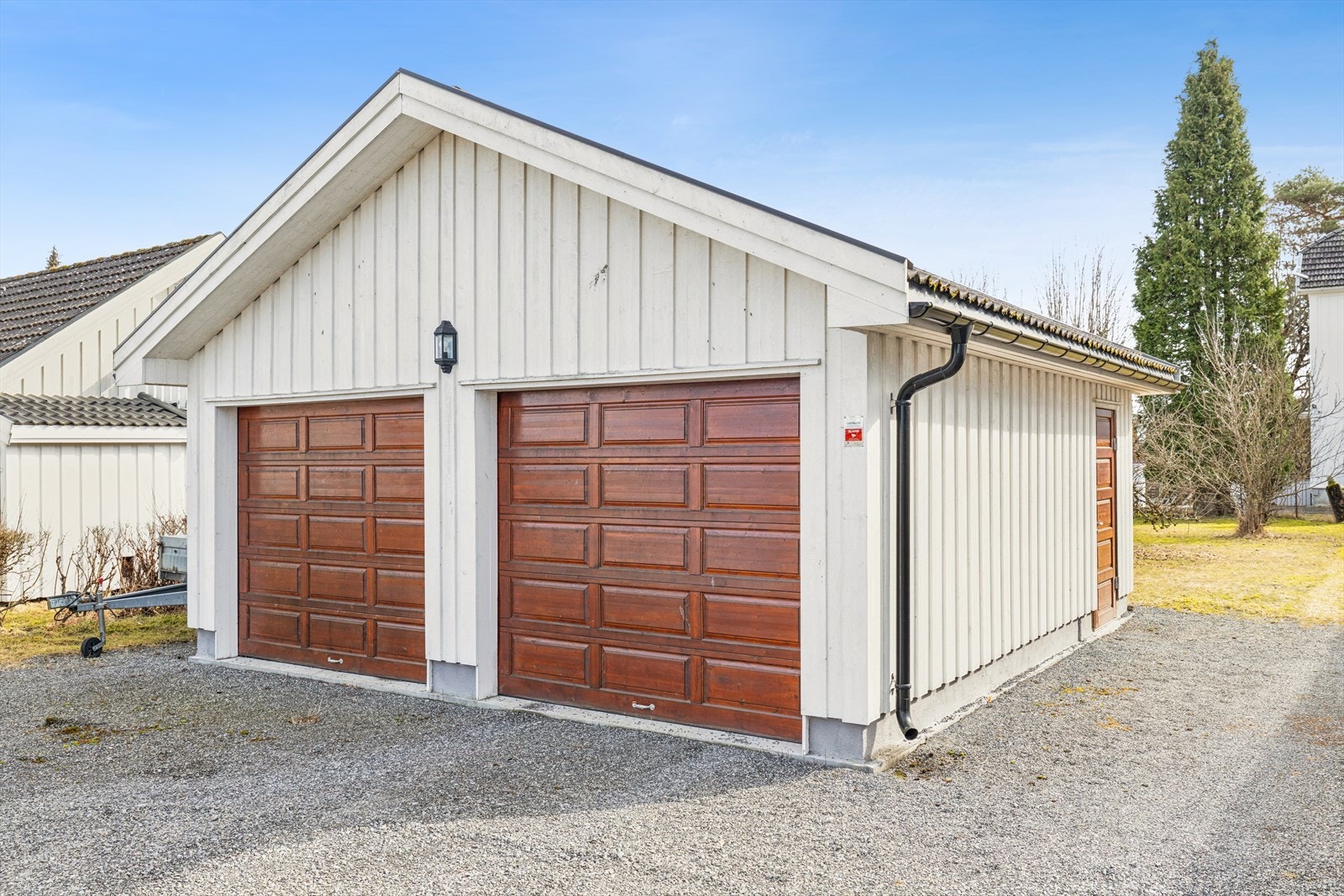 Frittstående dobbelgarasje med god plass til parkering og lagring. Galleribilde