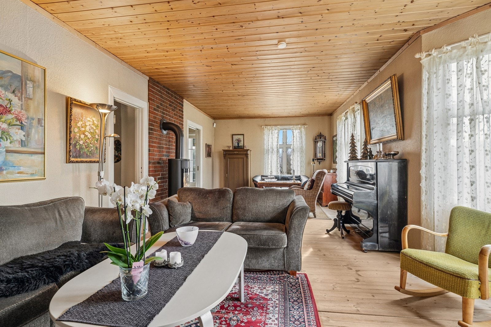 En vedovn i stuen sørger for ekstra varme og en hyggelig steming på kalde dager. Galleribilde