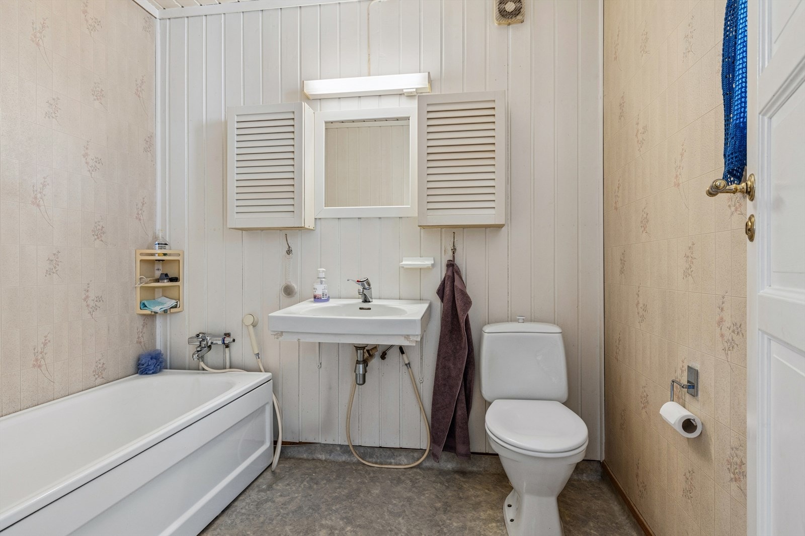 Bad i første etasje, utstyrt med badekar, servant og toalett. Galleribilde