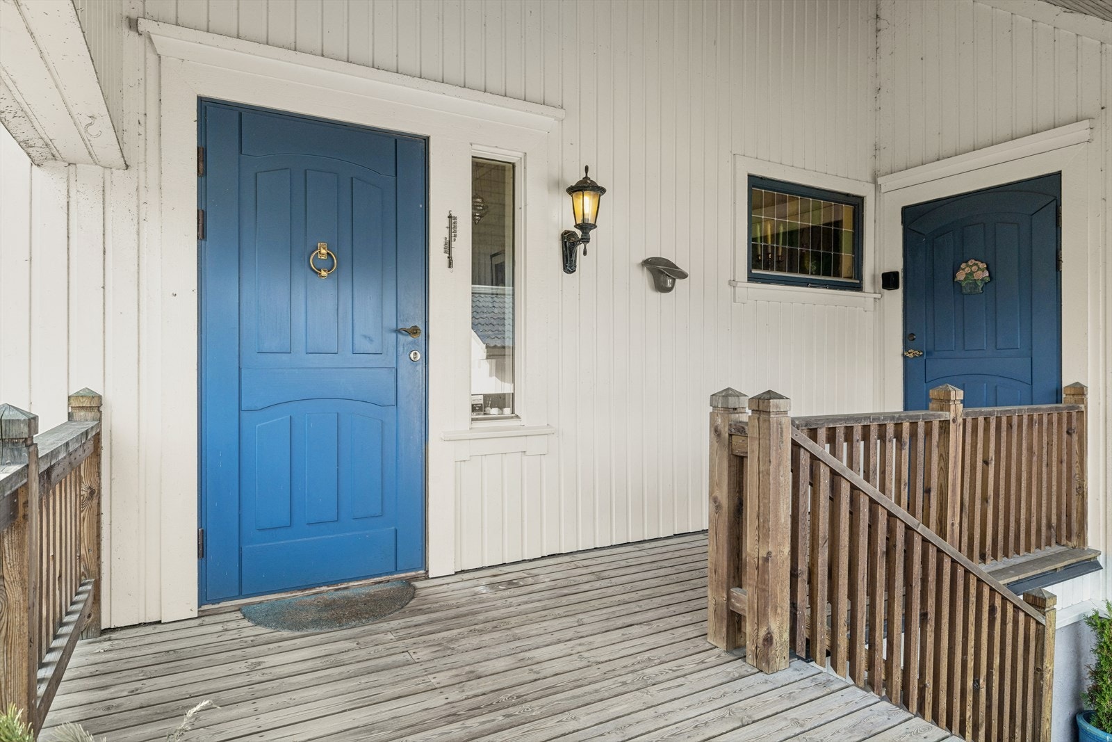 Overbygget inngangsparti som gir en lun og innbydende velkomst. Galleribilde