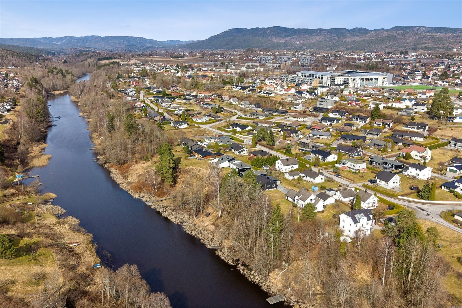 Nærområdet byr på skoler, barnehager og idrettsanlegg som Odd Stadion, som ligger kun 9 minutter unna. Galleribilde