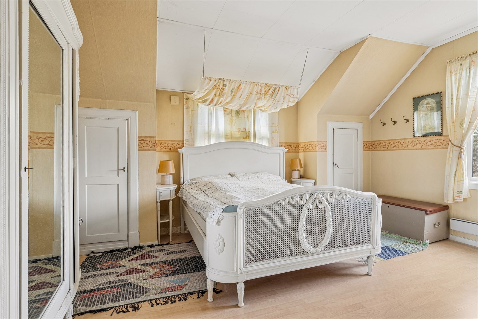 Rommet er lyst med plass til både seng og oppbevaringsmøbler. Galleribilde