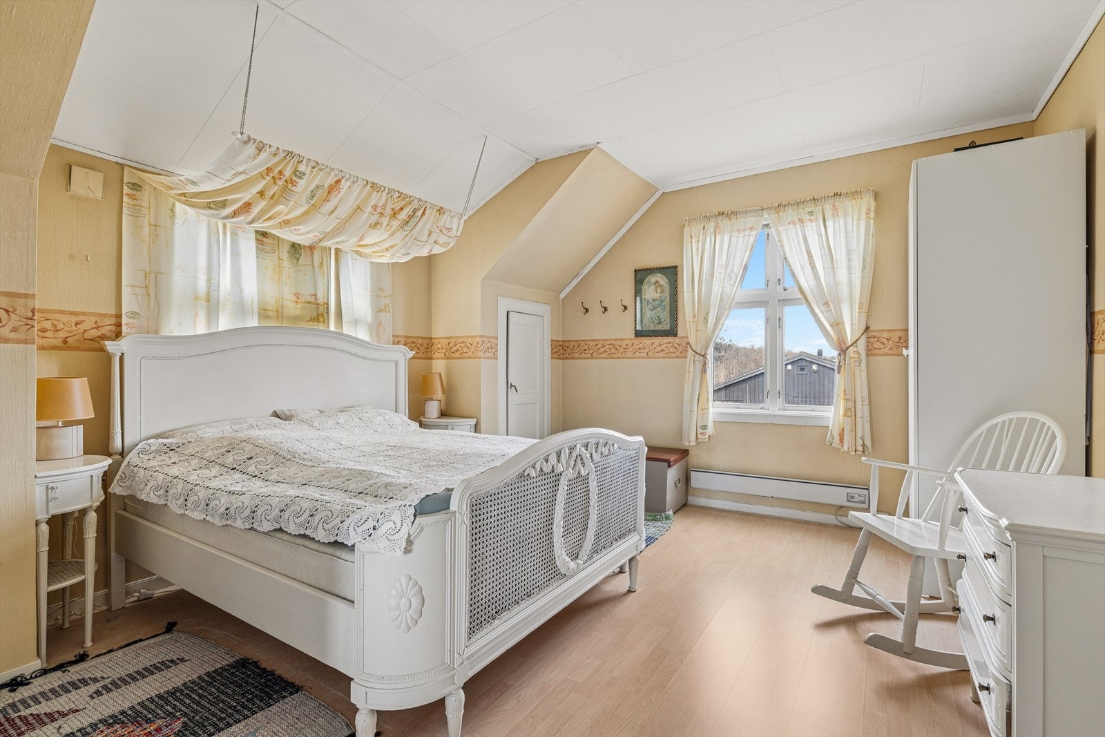 Hovedsoverommet er romslig med plass til dobbeltseng og garderobeløsninger. Galleribilde