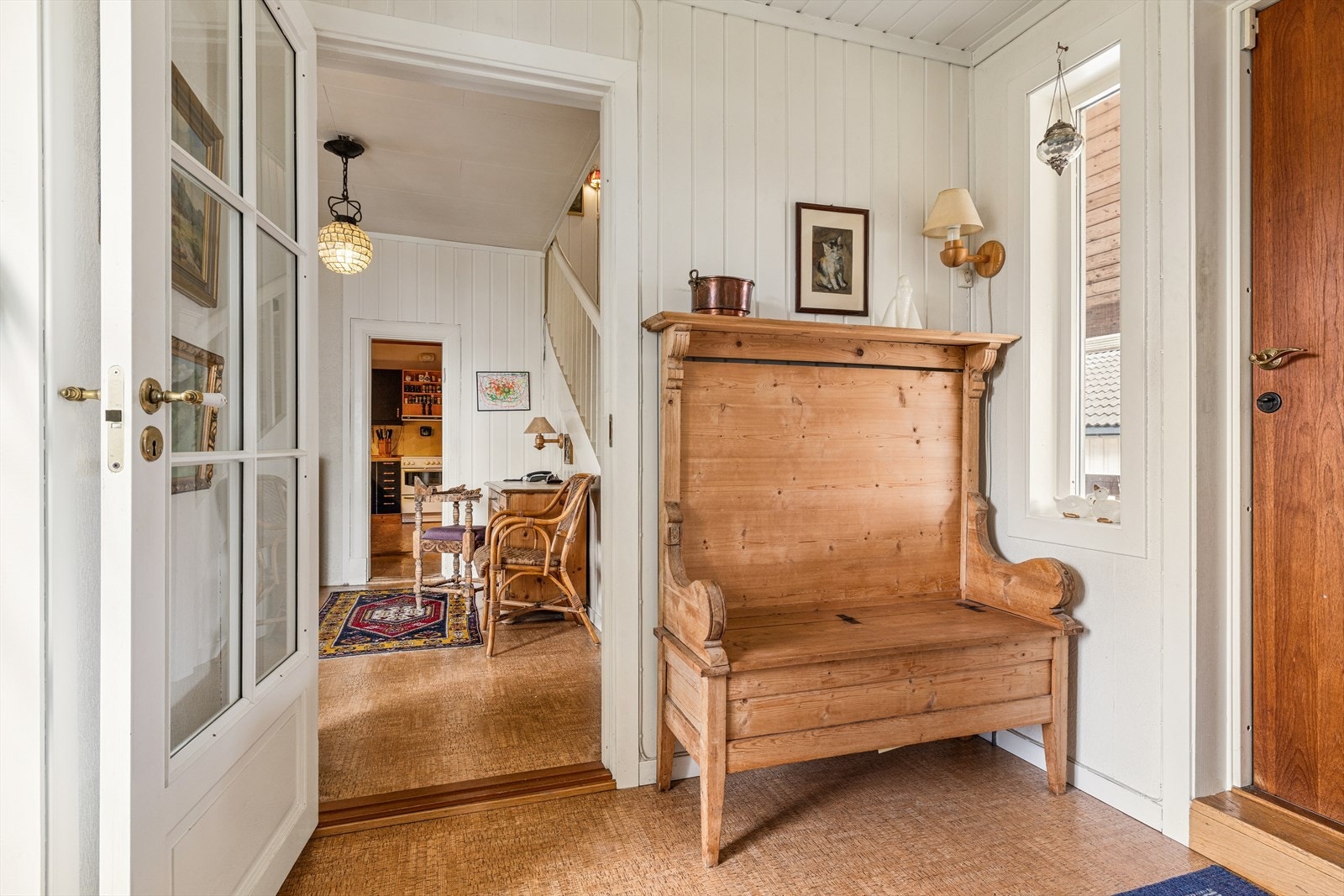 Entré med plass til oppbevaring og adkomst til boligens øvrige rom i første etasje. Galleribilde