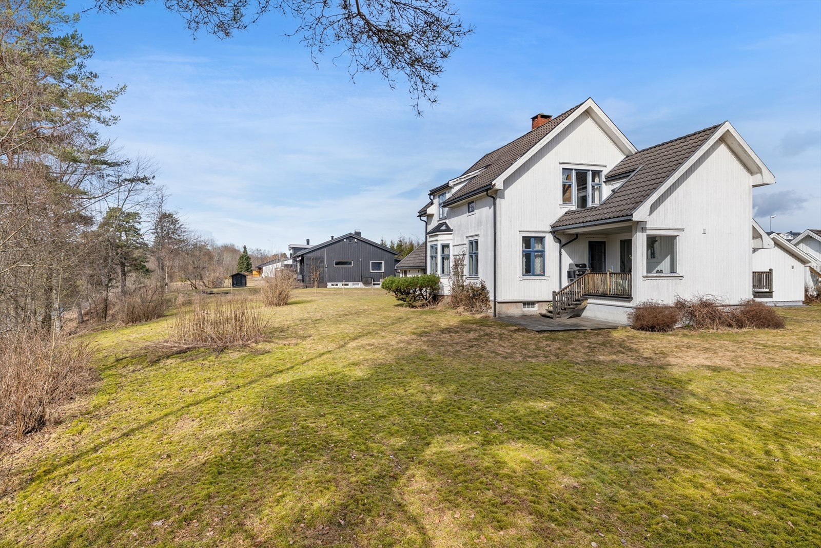 Eiendommen ligger tilbaketrukket og skjermet, med gode utsiktsforhold over nærområdet. Galleribilde