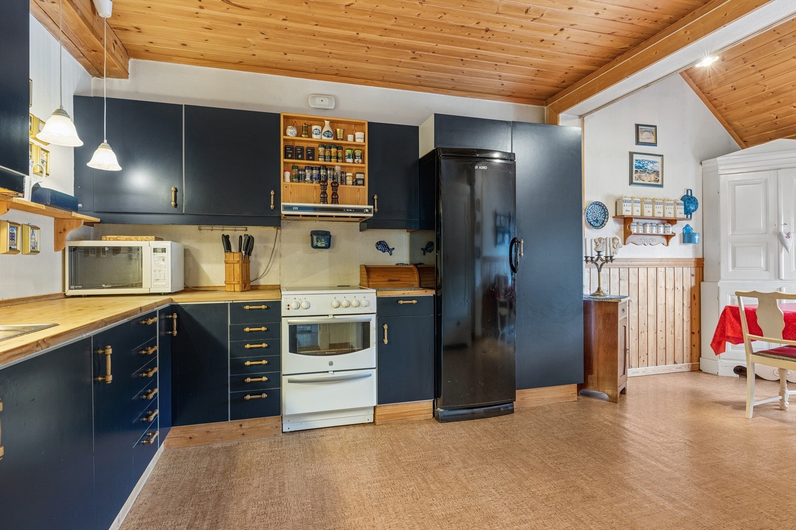 Kjøkkenet har plass til frittstående hvitevarer og åpen løsning mot spisestuen. Galleribilde