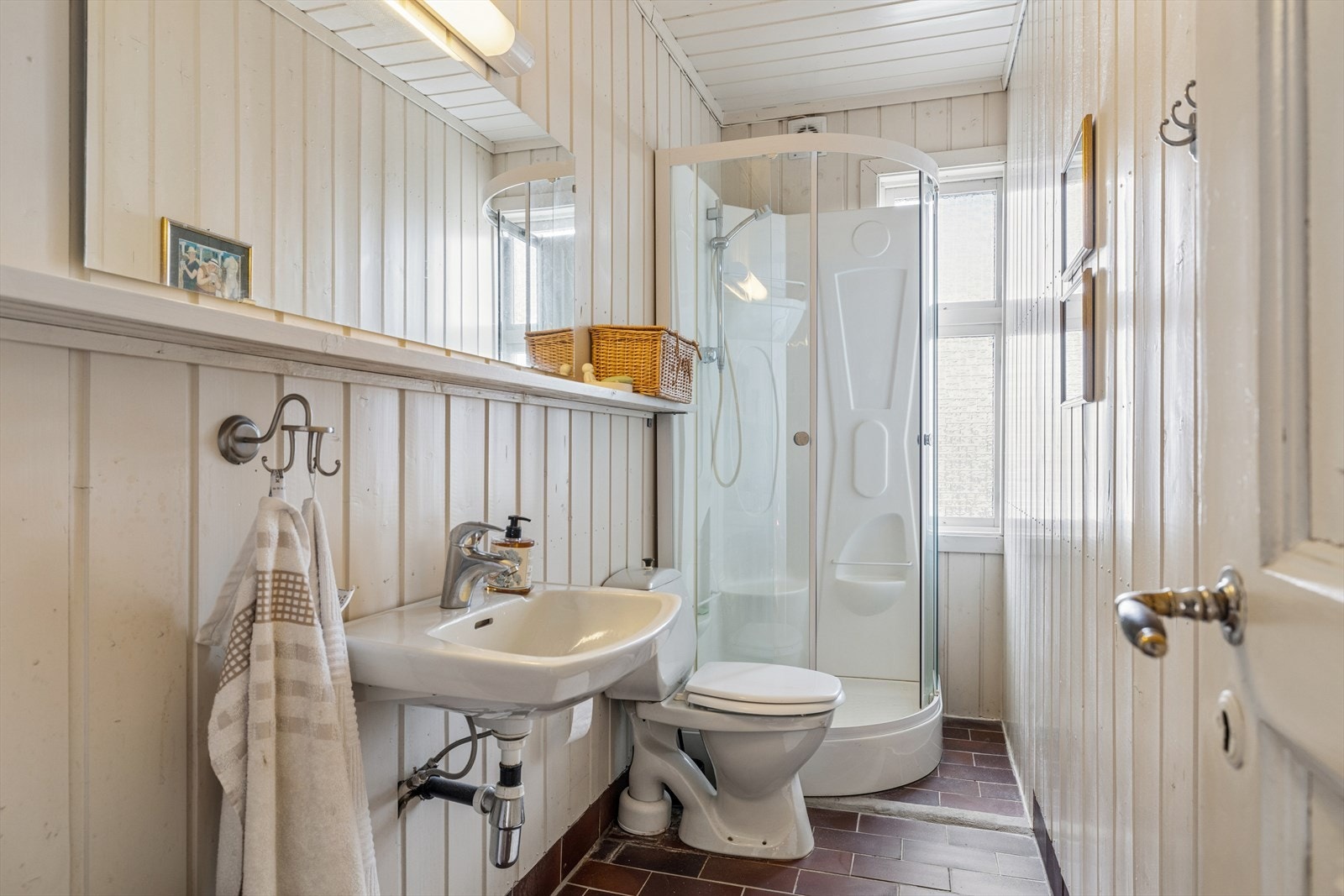 Badet i andre etasje er utstyrt med dusjkabinett, servant og toalett. Galleribilde