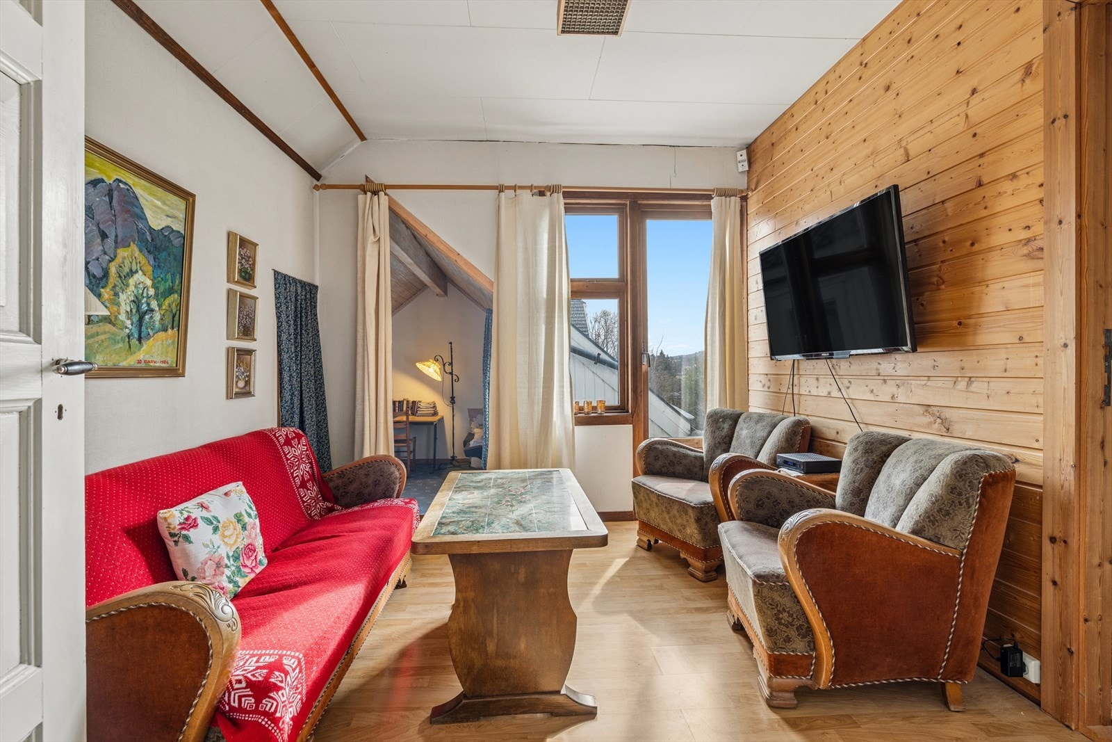 Andre etasje gir ekstra rom for lek eller avslapning, med utgang til en egen balkong. Galleribilde