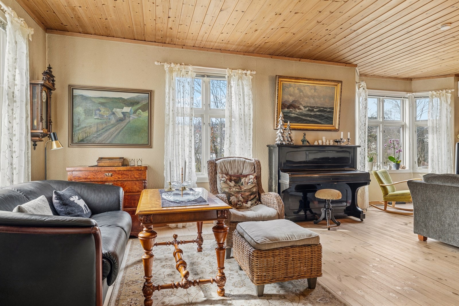 Stuen er lys og romslig, med god plass til flere sittegrupper og store vindusflater som gir rikelig med naturlig lys. Galleribilde