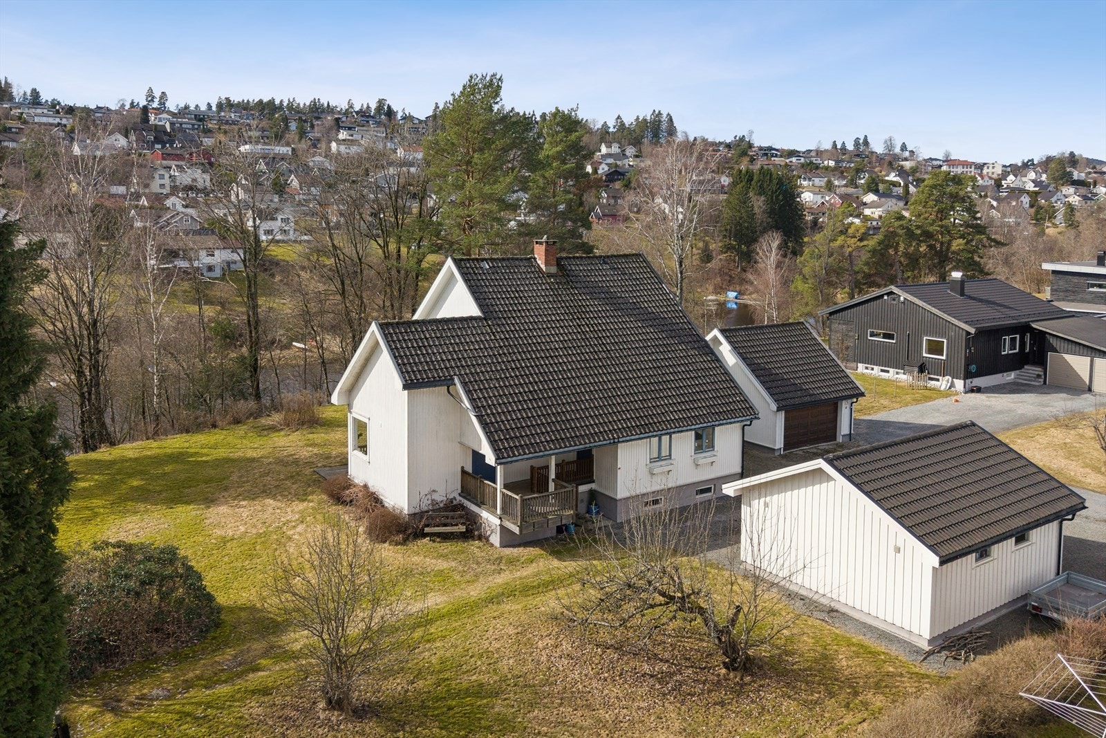 Eiendommen har en romslig tomt med flere uteplasser og gode utsiktsforhold. Galleribilde