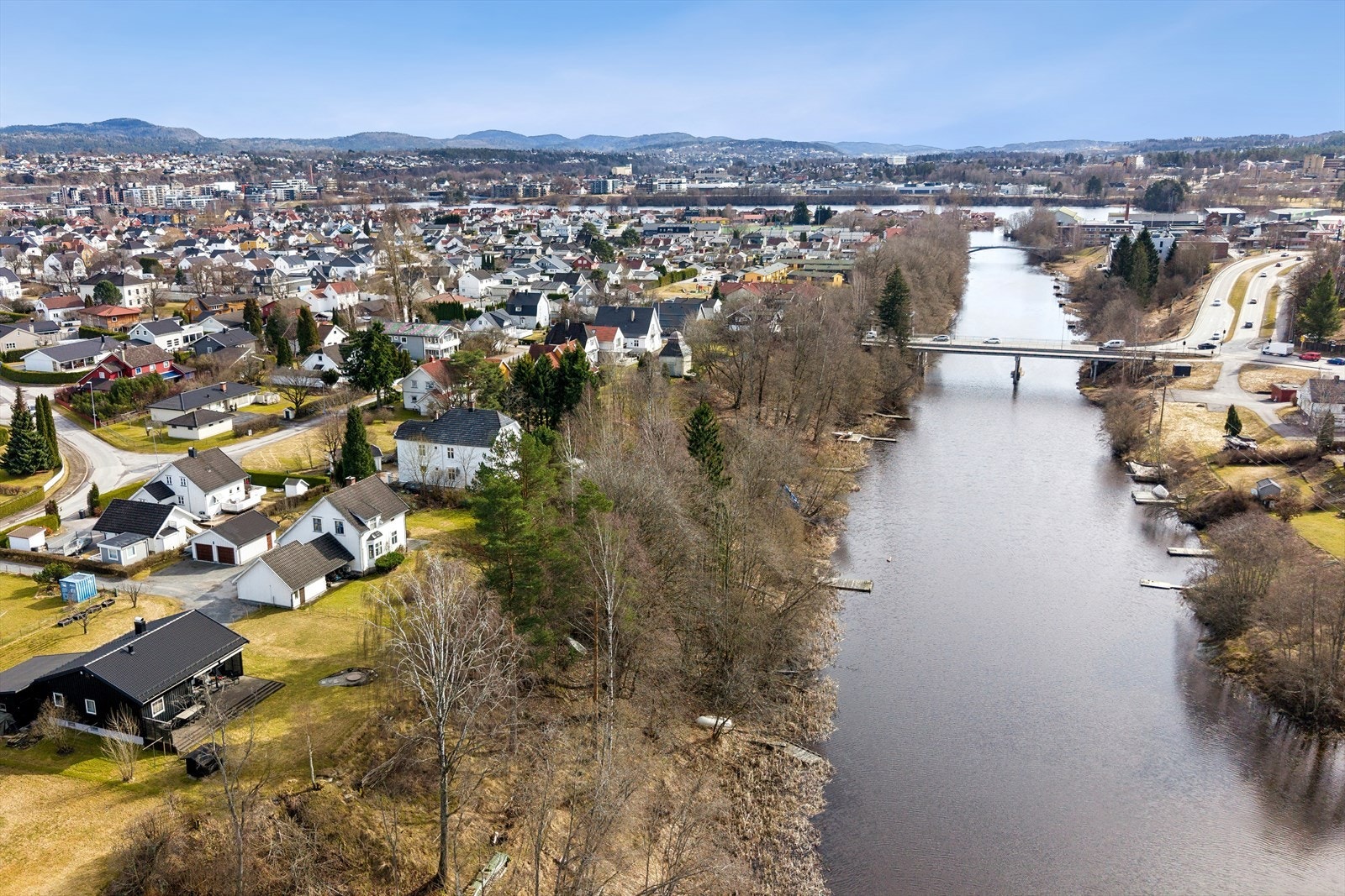 Beliggenheten er sentral med kort vei til Skien sentrum. Skien stasjon ligger kun 7 minutter unna. Galleribilde
