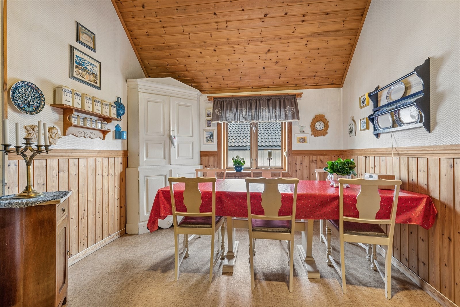 Spisestuen ligger i direkte tilknytning til kjøkkenet og har plass til et stort spisebord for sosiale sammenkomster. Galleribilde