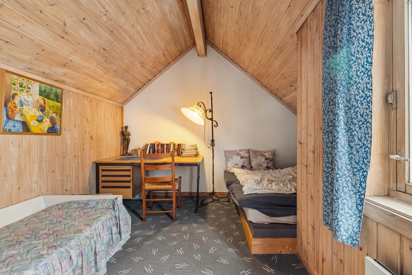 Soverom med sjarmerende skråtak som gir en lun og koselig følelse. Galleribilde