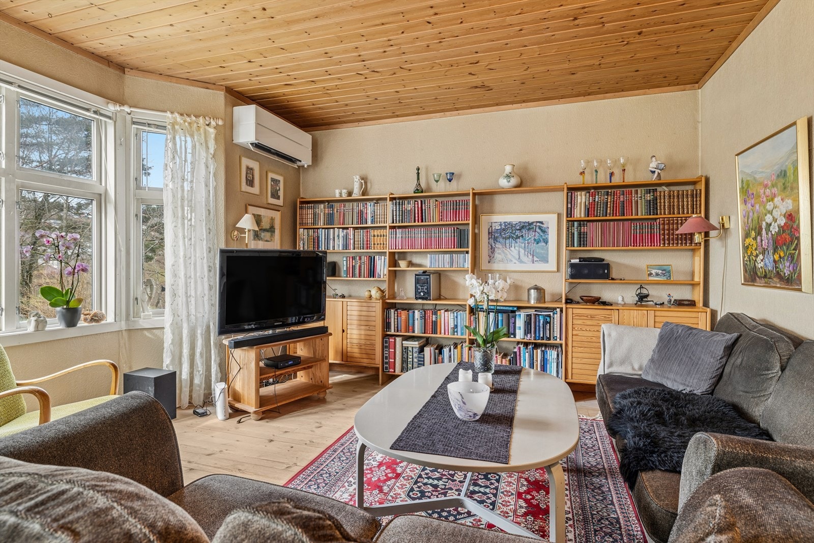 Stuen har flere soner, som gir fleksibilitet i møbleringen. Galleribilde