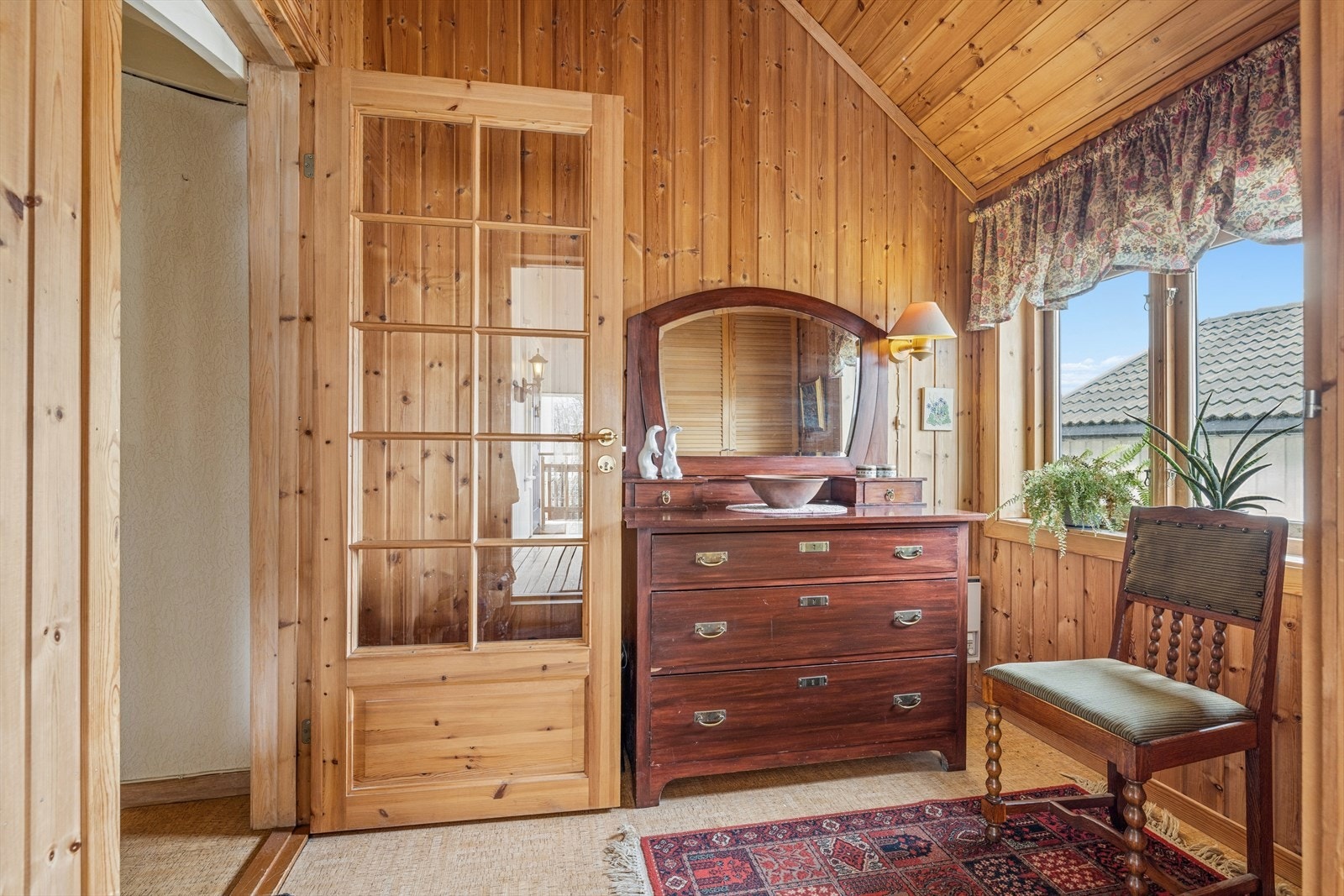 Gjennomgående bruk av trepanel gir boligen en varm og tradisjonell karakter. Galleribilde