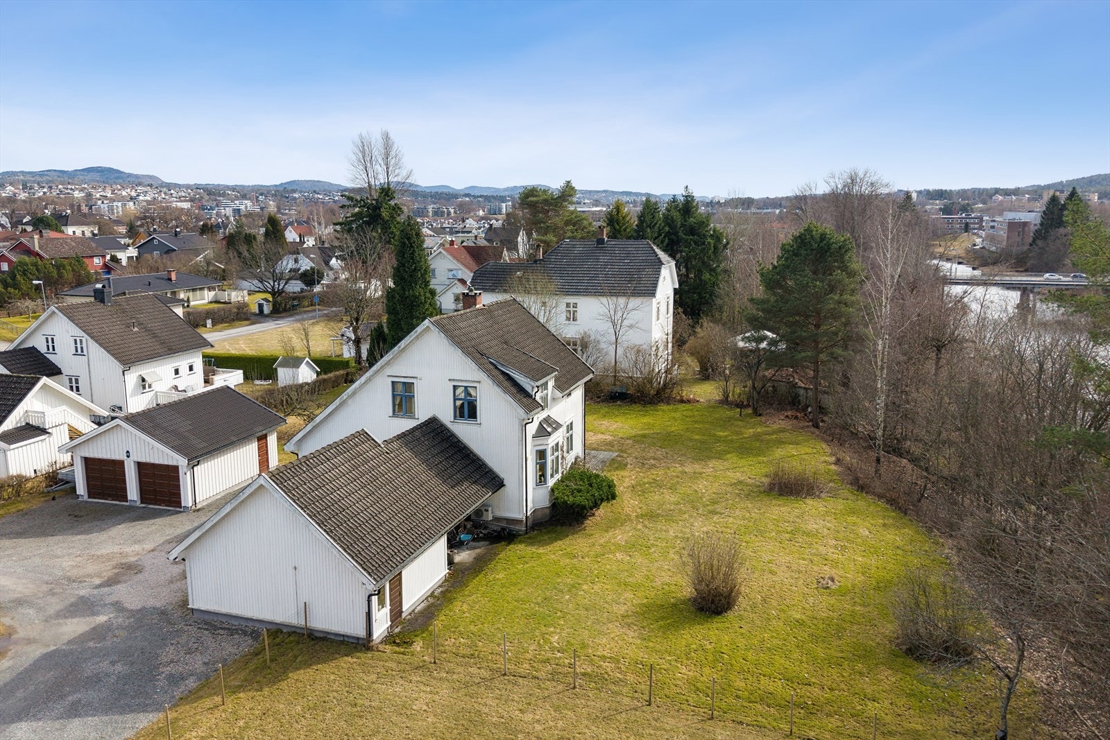 En innholdsrik enebolig med stor hage og dobbelgarasje, beliggende i et etablert og familievennlig boligområde. Galleribilde
