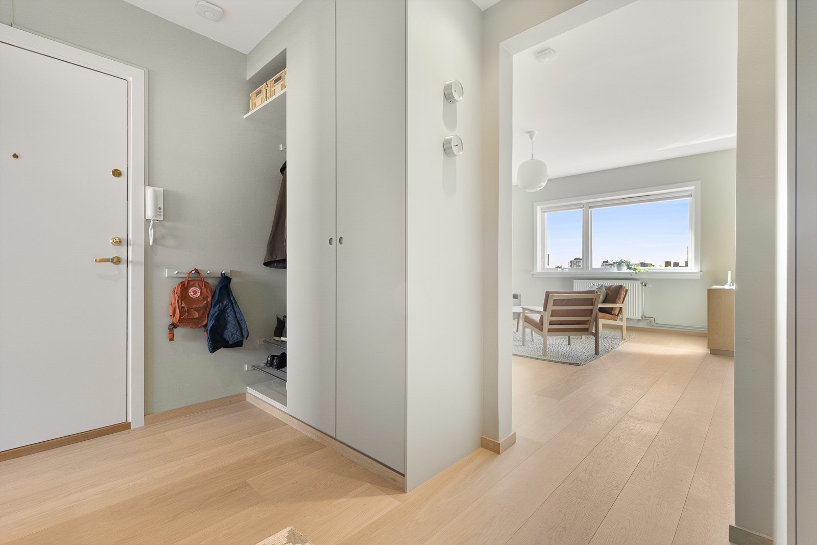 Her er det også eller god plass til anheng av klær og sko. Downlights i tak. Galleribilde