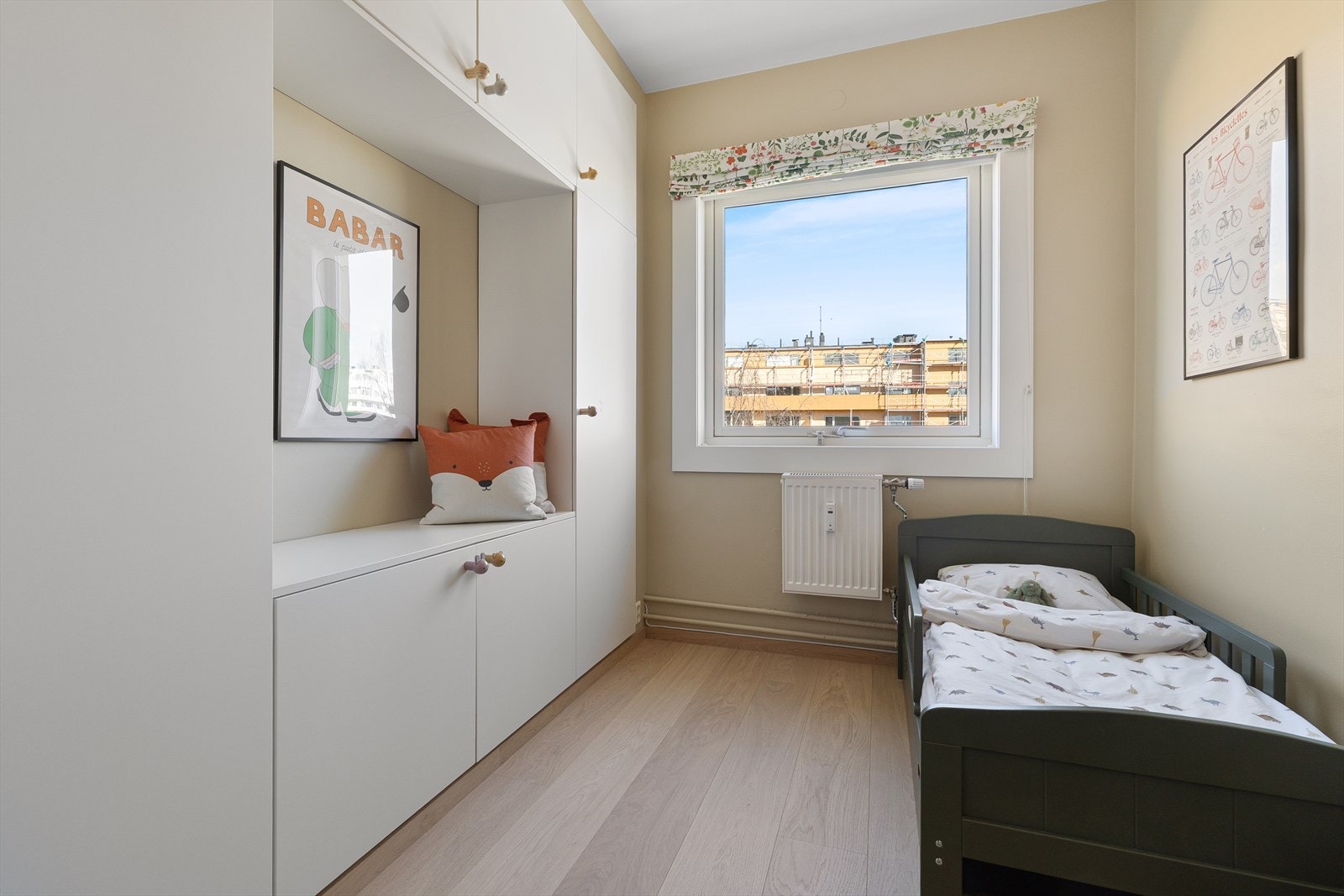 Her er det også rikelig med lagringsplass i medfølgende garderobe. Galleribilde