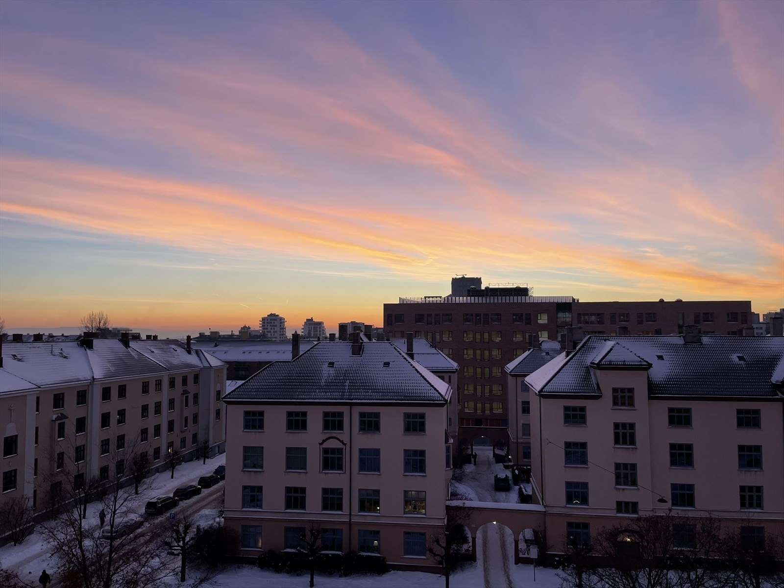 Flotte solnedganger og perlemorskyer kan nytes fra balkongen/leiligheten. Galleribilde