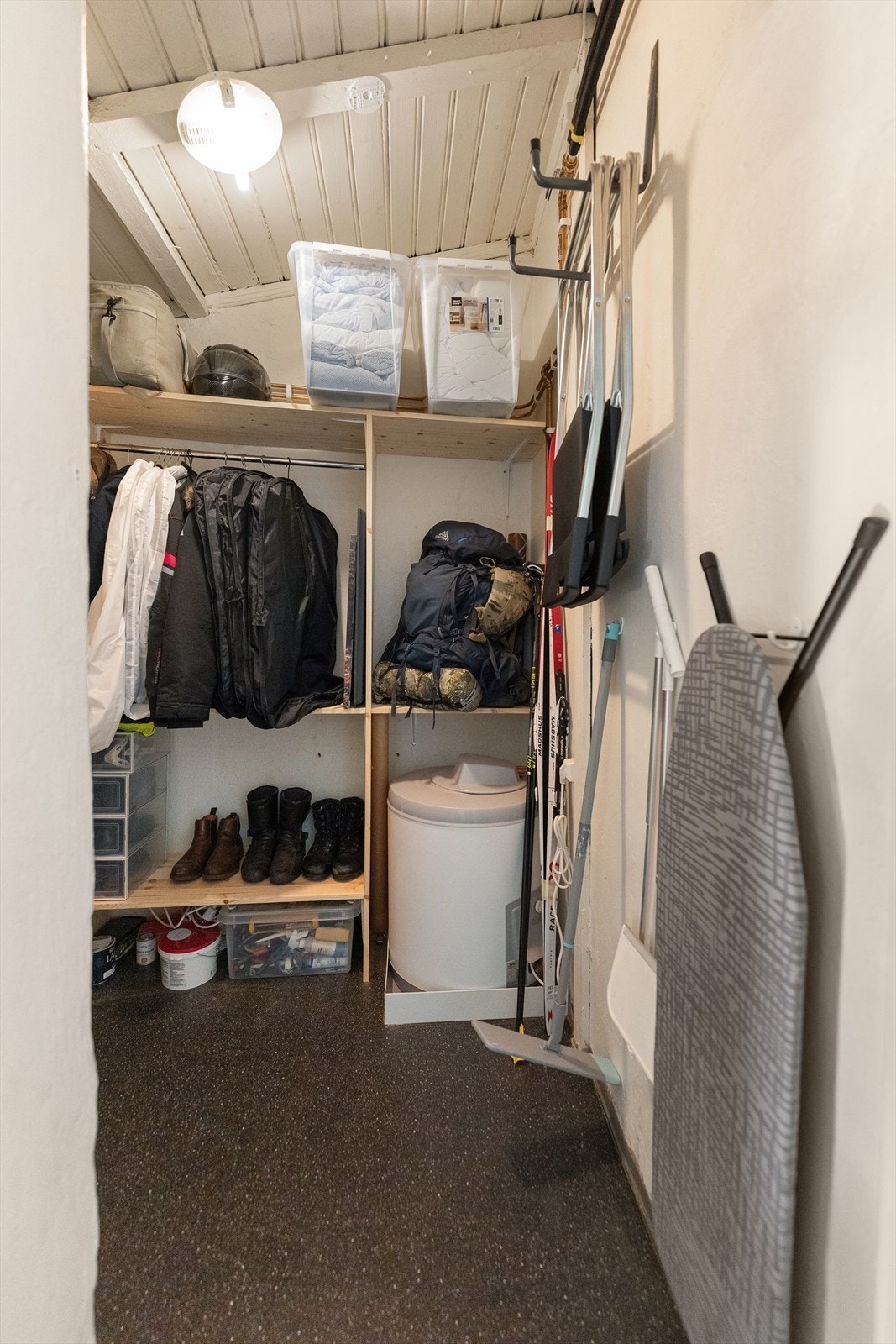 Boden en romslig med plass for eget vaskerom og mye oppbevaring. Galleribilde