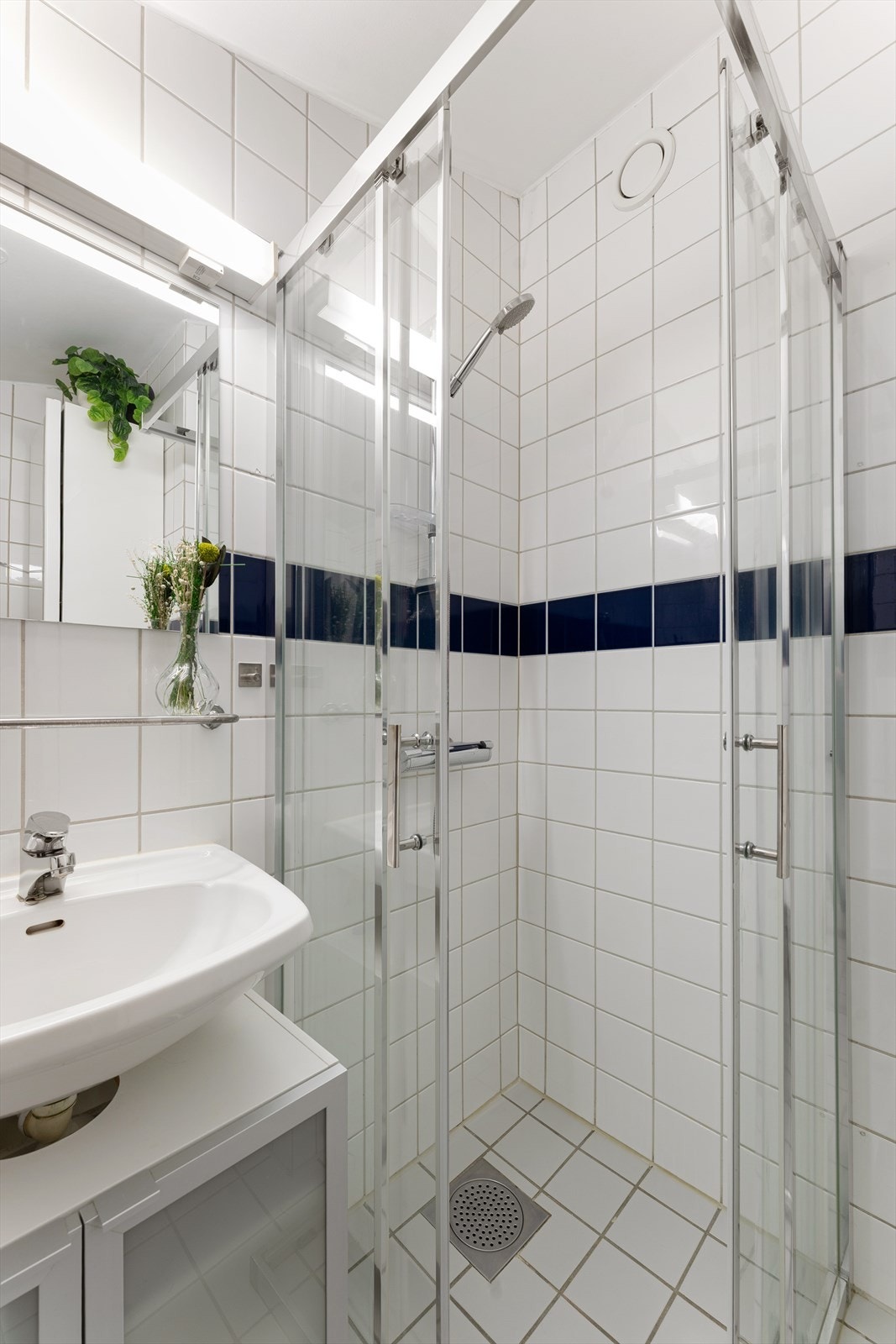 Romslig baderom med varmekabler. Galleribilde