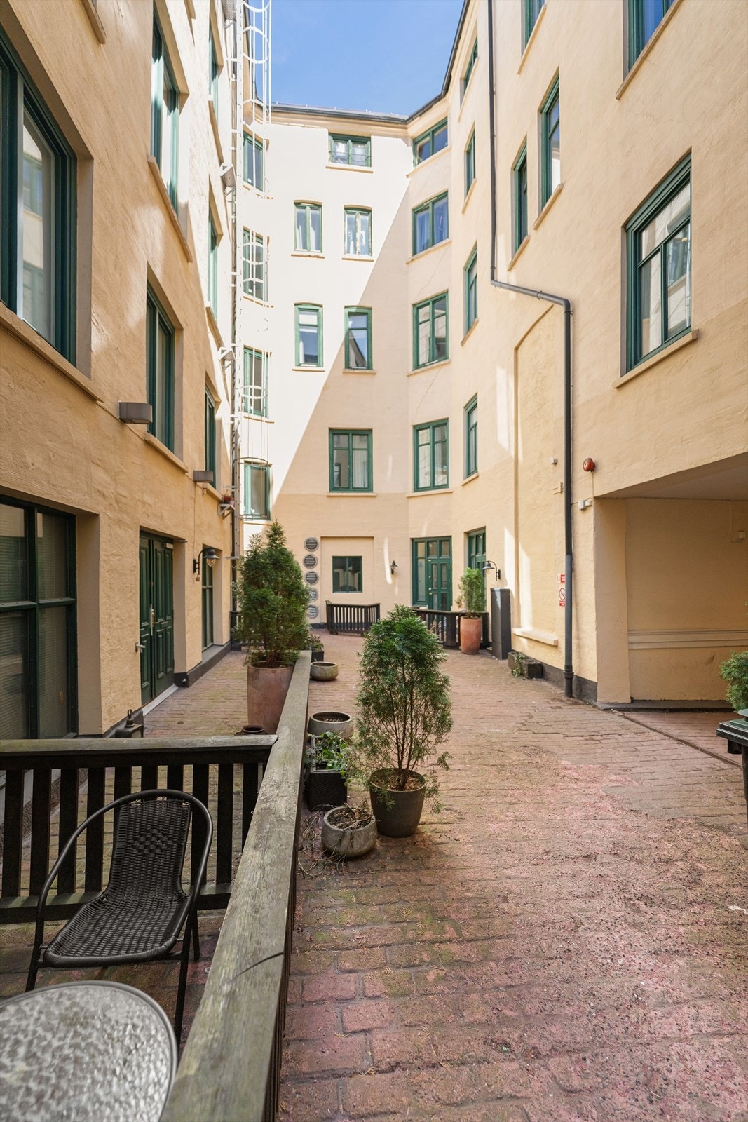 Hyggelig bakgård. Galleribilde