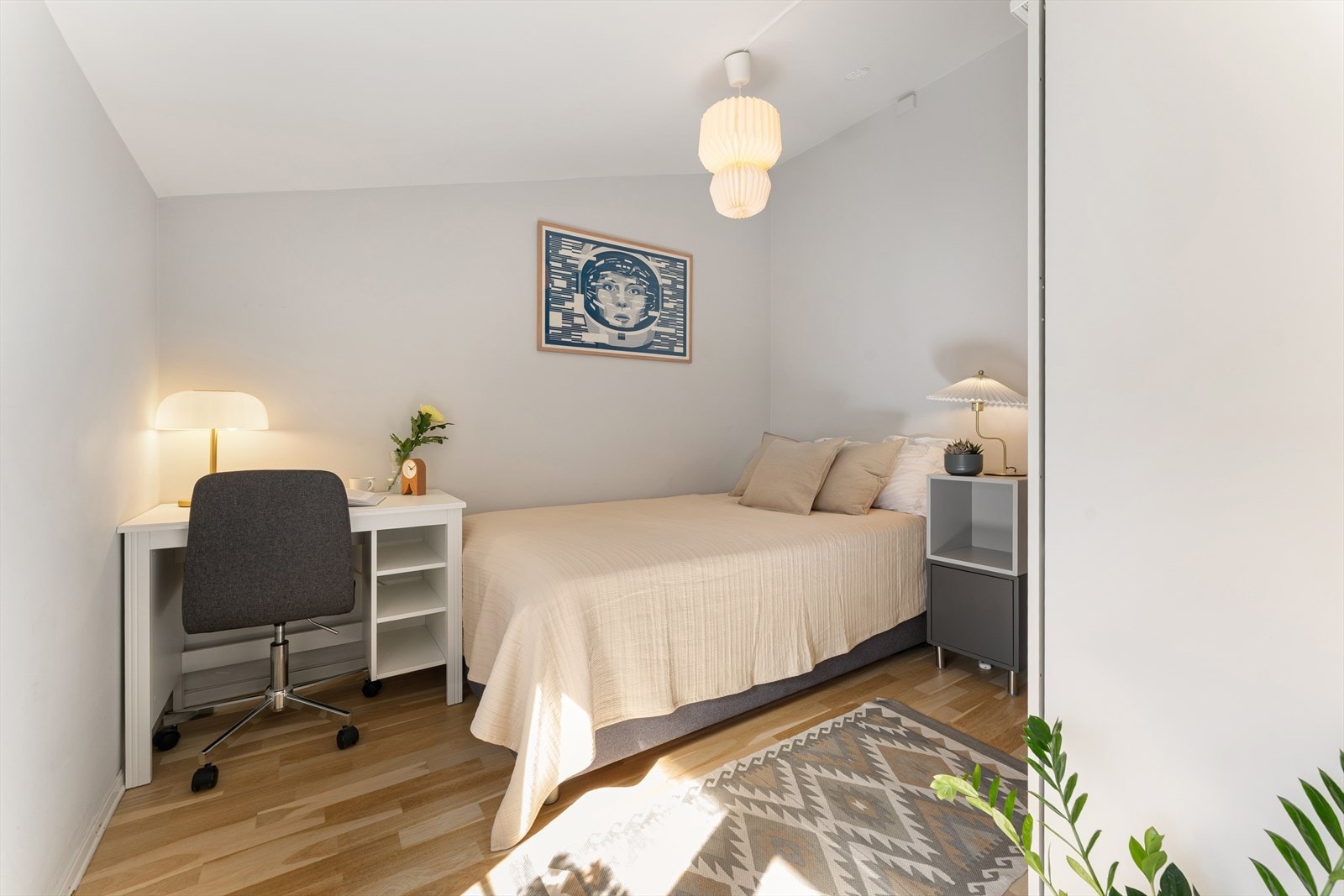 Lyst og luftig soverom med god plass til dobbeltseng og nattbord. Galleribilde